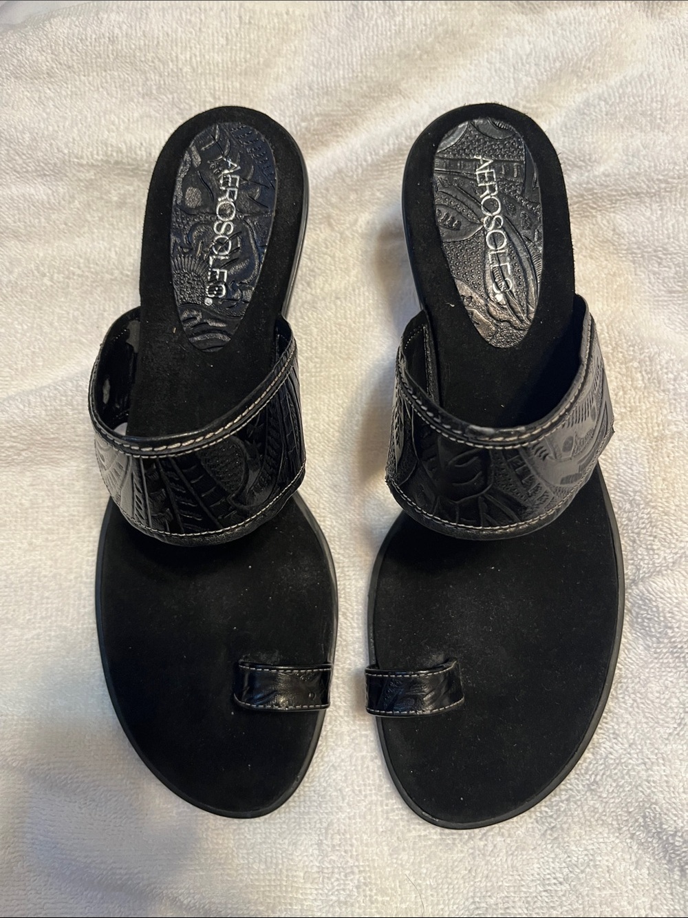 AEROSOLES Black Toe-Loop Slide Sandals with Embossed Strap 8.5 B